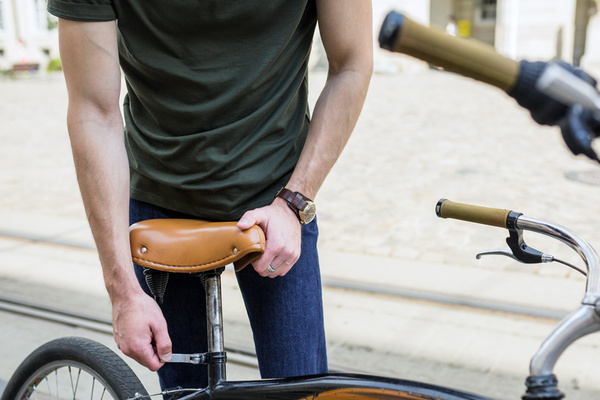Mano adulta ajustando con suavidad el asiento de una bicicleta